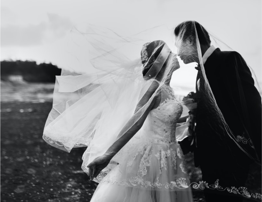婚礼照相簿 模板。Glamorous Black Wedding Photo Book (由 Visual Paradigm Online 的婚礼照相簿软件制作)